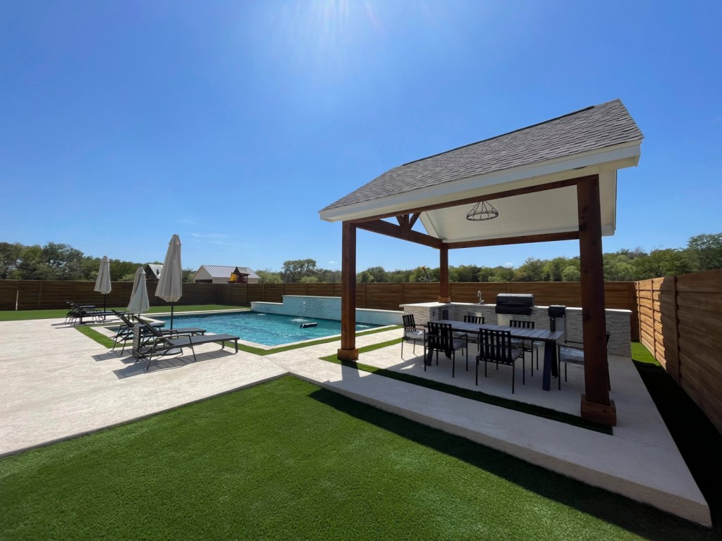 outdoor kitchen construction