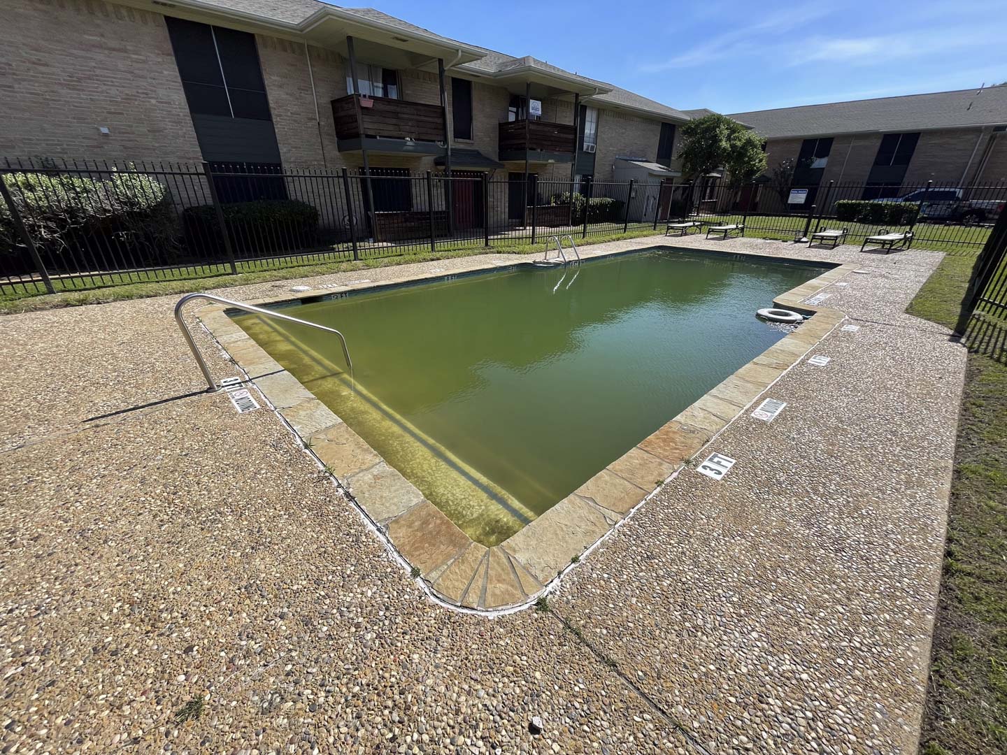 brickshire apt before pool remodel